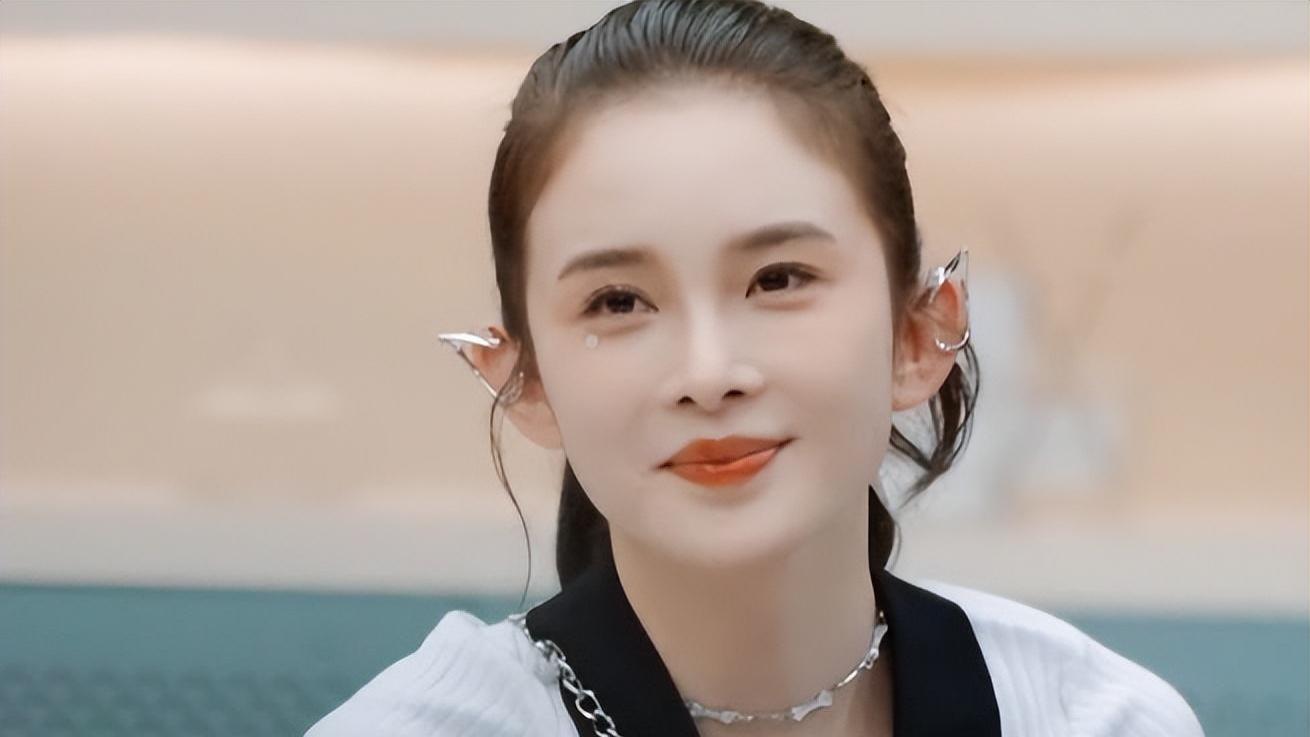 人物设定|沈月社恐、包文婧笨拙，明星综艺前后差异巨大，是精分还是人设？