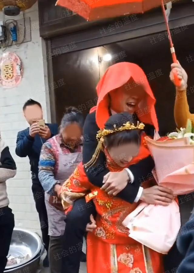 男子戴着红盖头做上门女婿,儿子女儿都是嫁,新娘笑得合不拢嘴
