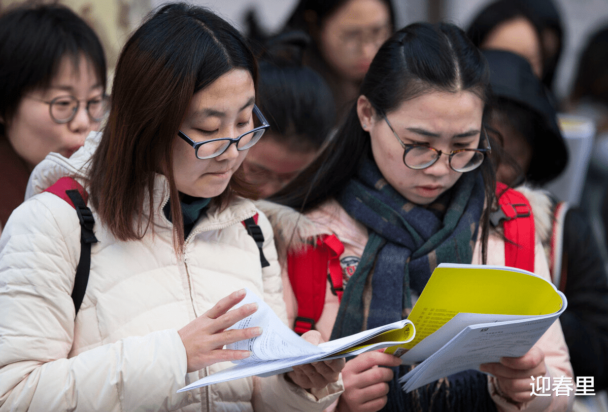 新东方|从业二十多年的新东方老师，在大街上举牌求职，网友：编制多香啊