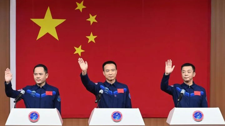 苦等24年，航天员邓清明将乘神十五飞船首次上天：祖国需要就幸福