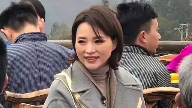 董卿|董卿现身山村录扶贫节目，与村里人吃席有说有笑，就是不敢动筷子