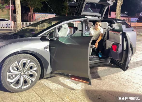 警察|网红老方丈再次低头示好,表态愿与张二嫂和好,粉丝:无奈之举