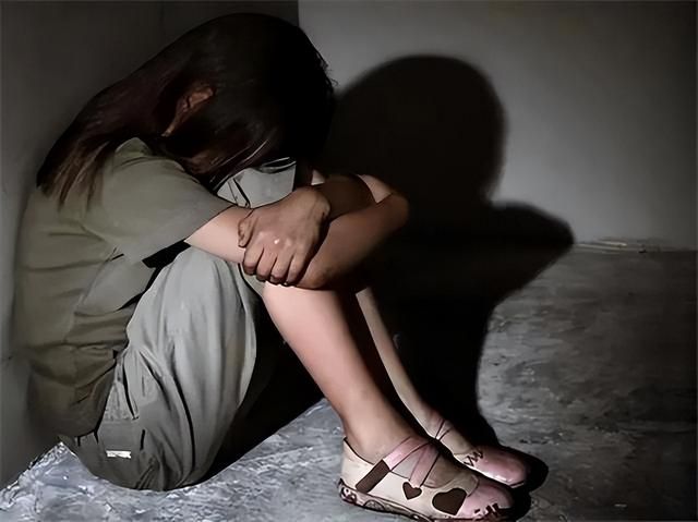 为了让妈妈逃离家暴,女高中生决定嫁给继父