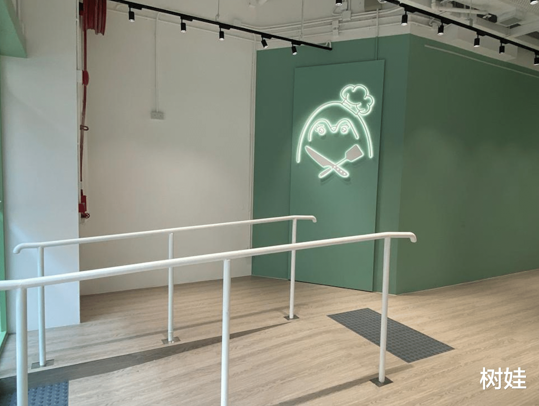 刘銮雄|刘銮雄14岁女儿首家餐厅将开业，选址在基层区域，不定期免费送饭