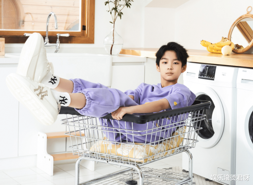 曹颖|曹颖纪念日晒全家福,11岁儿子成焦点,真不愧是童星里的颜值top