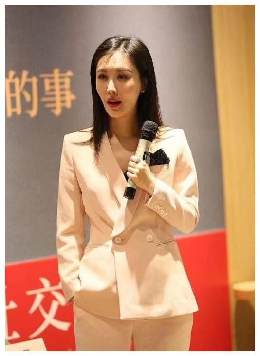 西装|田朴珺太爱凹独立女强人，穿奶白色西装故意强势，难怪王石着迷