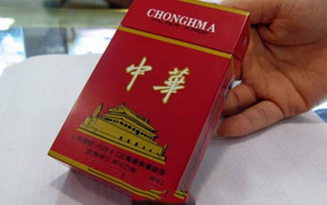 广东惠州,男子为父亲办60大寿时,先在一家烟酒店购买了6条软装华子香烟