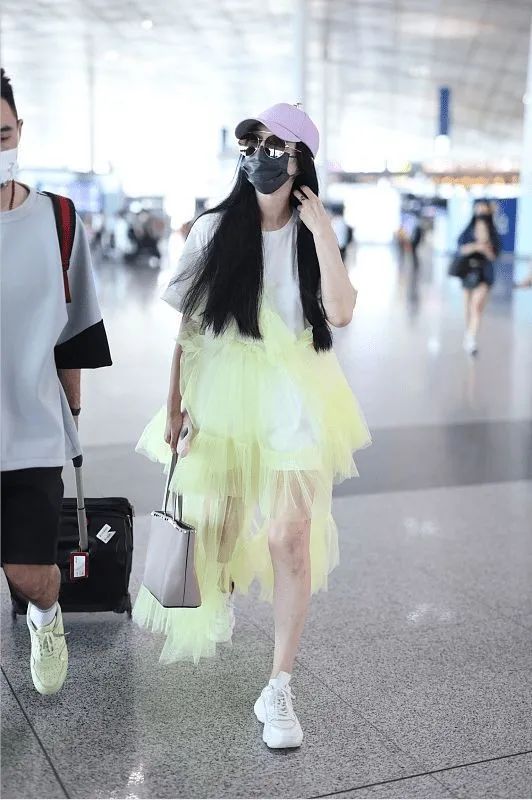 杨超越|范冰冰恋爱后越来越嫩，T恤叠穿蓬蓬裙比少女还甜，嫩到男友都认不出