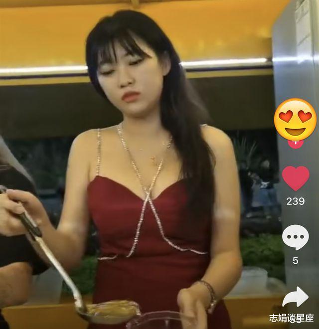 网红大妈高铁上直播,在视频里美得不像话,同座位阿姨一脸嫌弃