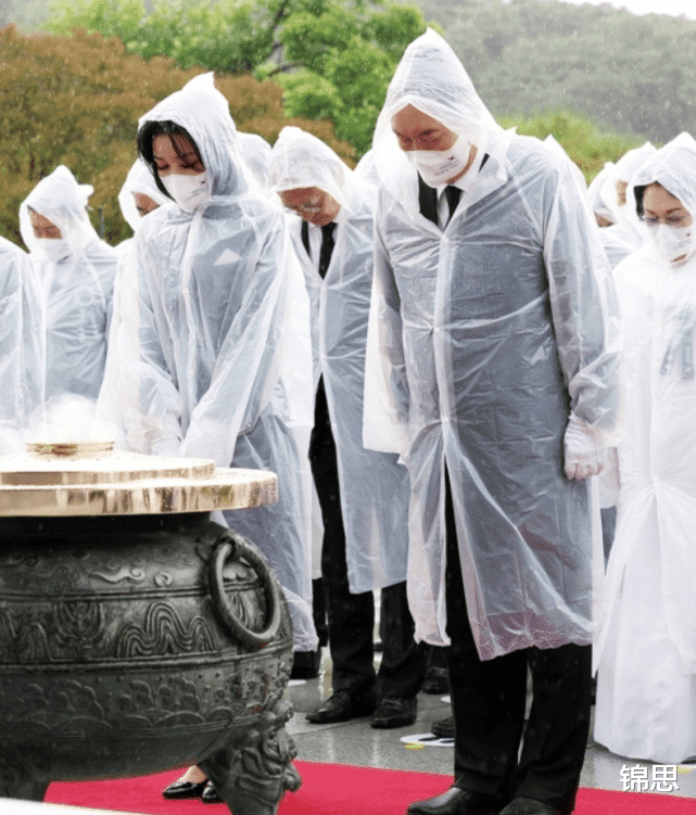 尹锡悦 韩国第一夫人雨中营业！尹锡悦帮她穿雨衣，少女脸太美了