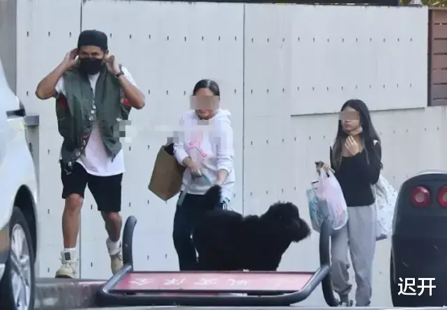 曹格|曹格离婚后首与女儿同框,开豪车接姐姐放学,面露微笑但难掩疲态