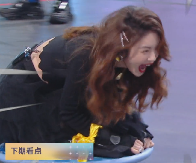 蔡文静|蔡文静玩游戏摔倒，杜淳和GAI反应截然不同！已婚男士的自觉呢？