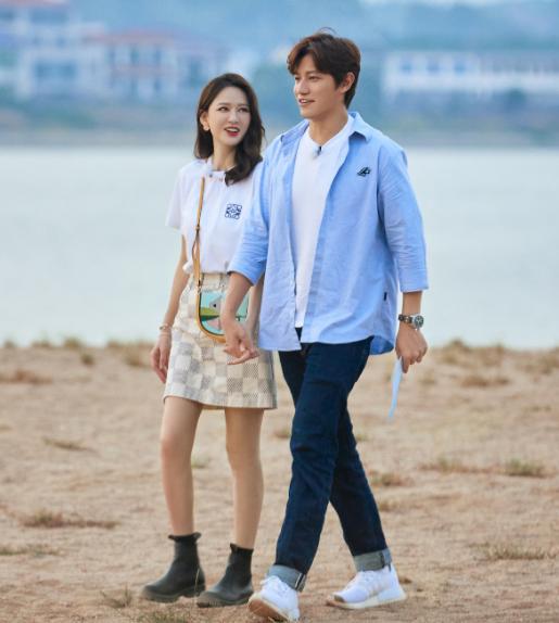 鲍蕾|鲍蕾和陈乔恩相差3岁，气质却不像同龄人！生没生过孩子一目了然