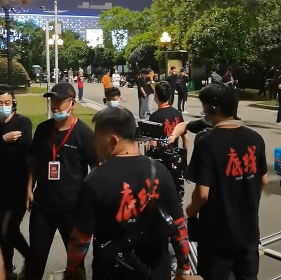 |长沙:45岁靳东小区拍戏遭围观,身姿挺拔魅力大,“没必要这样”