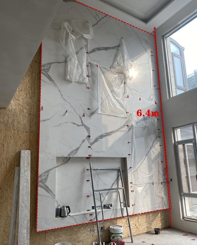 客厅挑空6.4m,考虑岩板上墙不脱落,5.5米电视墙全铺满,档次高