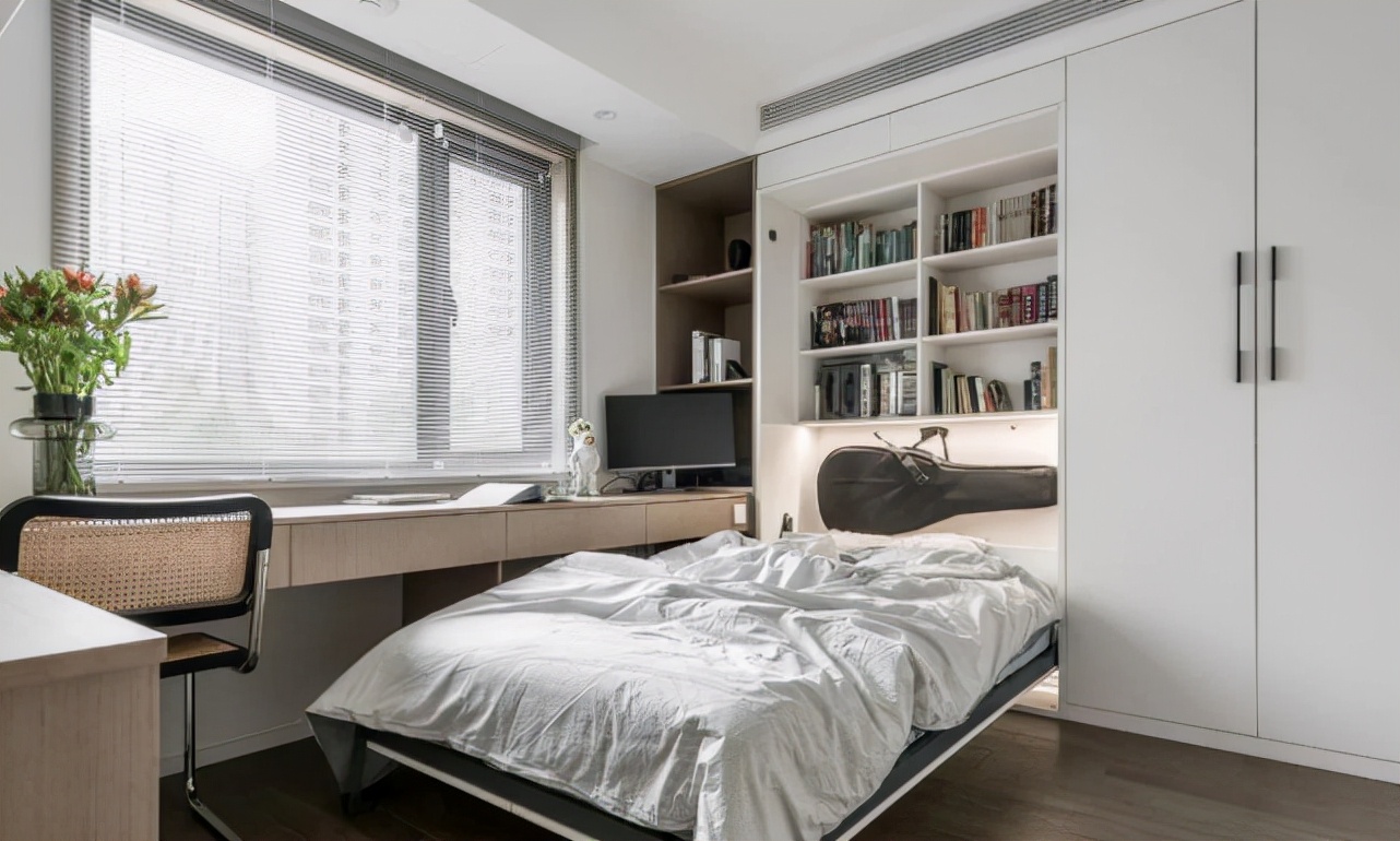 85平现代风二居室，原木色增加空间的温馨感，壁灯很特别