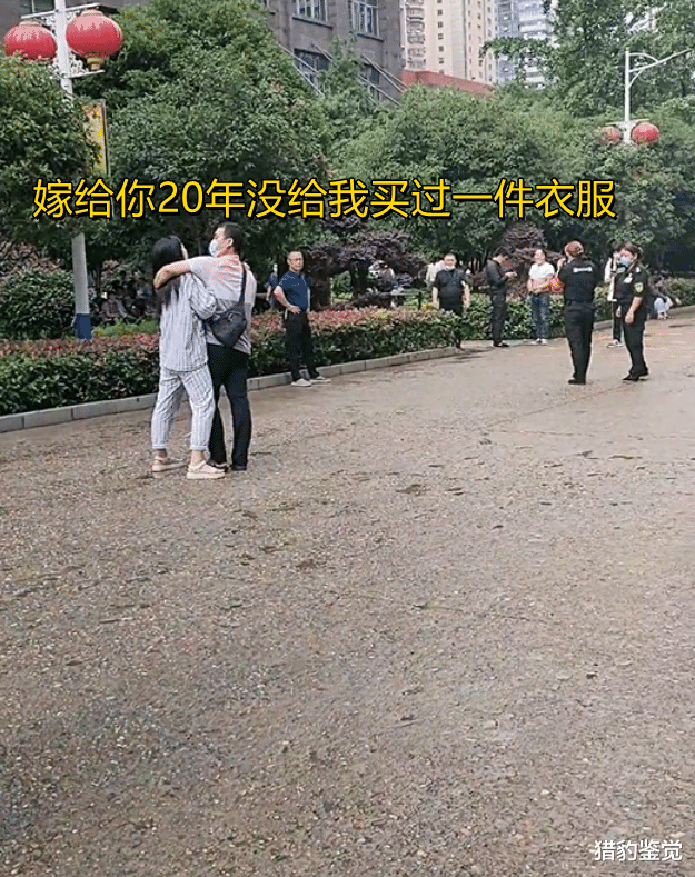 湖南女子穿着病号服,当街冲丈夫怒喊:嫁给你20年没给我买过衣服
