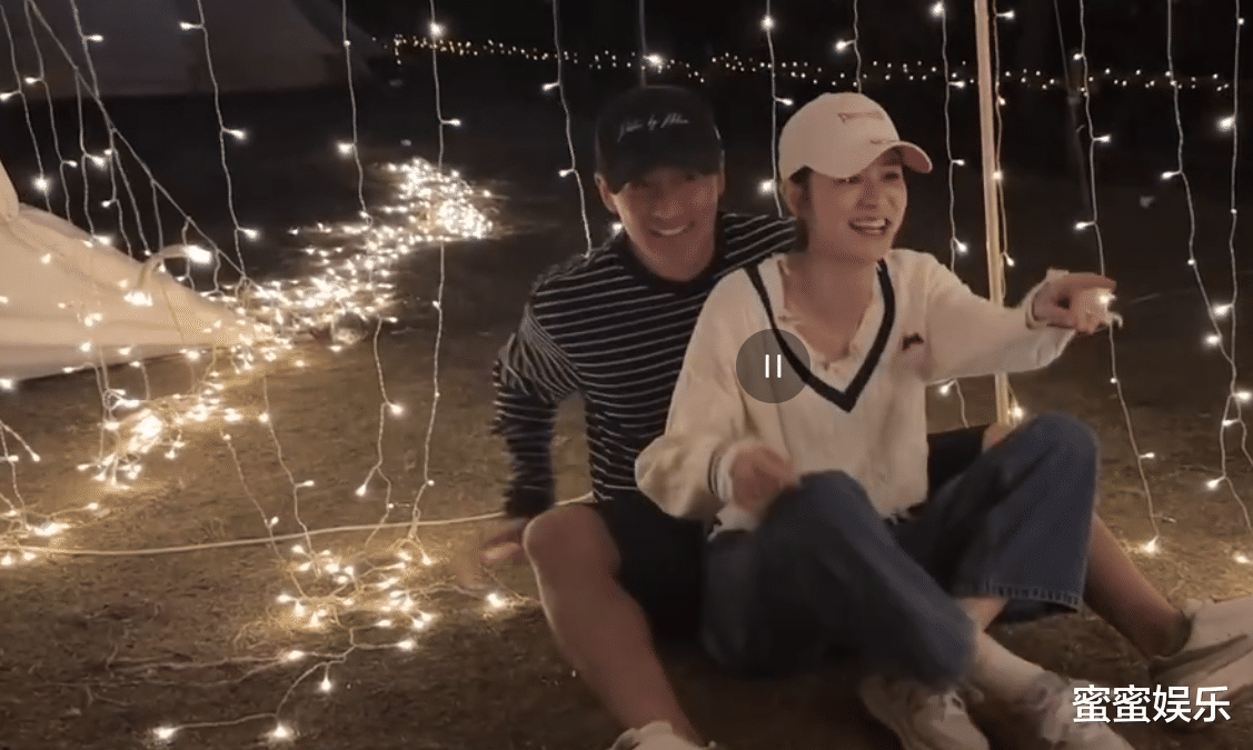 林峰|林峰携妻女露营，2岁女儿会拿筷子了，吴卓羲喂张馨月吃肉显尴尬