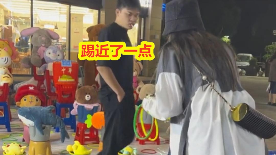 女子套圈准头太差，男摊主看不下去拼命放水，网友：老板区别对待
