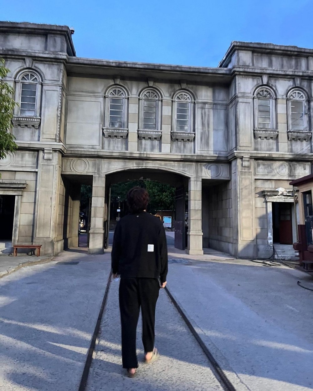 李栋旭|李栋旭晒出《九尾狐传1938》拍摄现场照