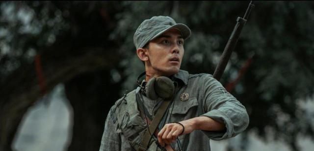 吴磊|吴磊最新直播截图状态,红色衬衫亮眼喜庆,在线硬核撒娇笑喷网友