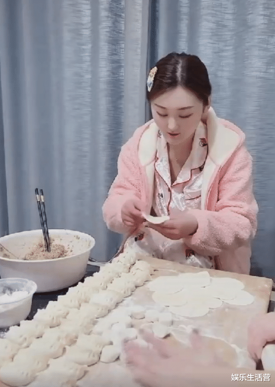 陈亚男|陈亚男视频风格大变，走贤妻良母风做家务，网友：等不及要嫁人？