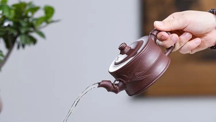 |玩壶常识：什么紫砂壶出水孔更好？