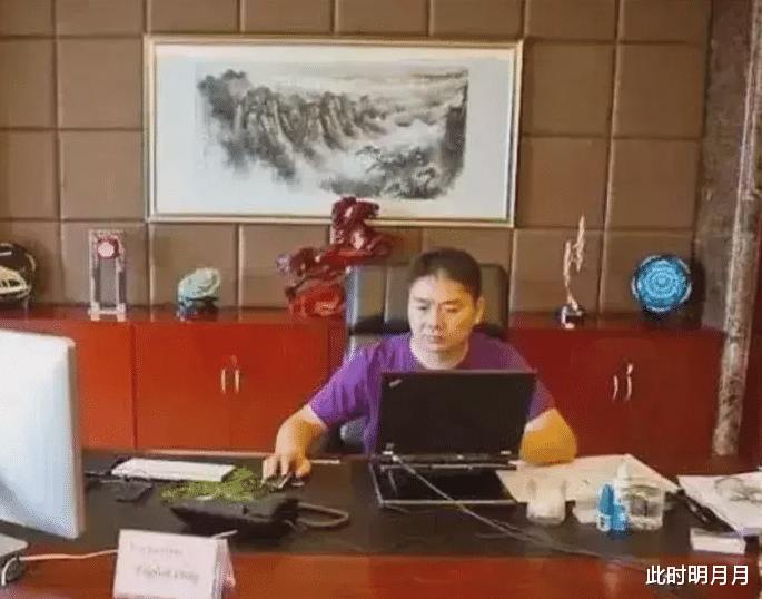 |刘强东办公室的摆设非常讲究,看身后的摆件就知道了