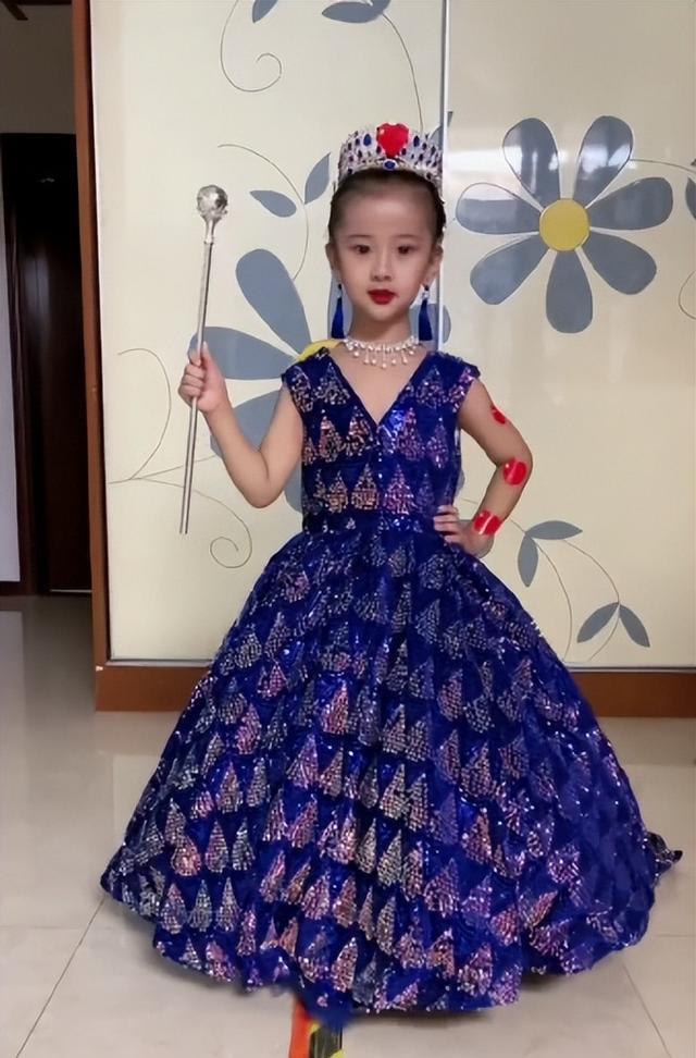 家长用垃圾袋给女儿做礼服，时尚漂亮气场十足，却引发网友争论