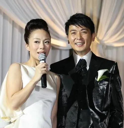 保剑锋|保剑锋52岁老婆最新露面！满头白发十分惹眼