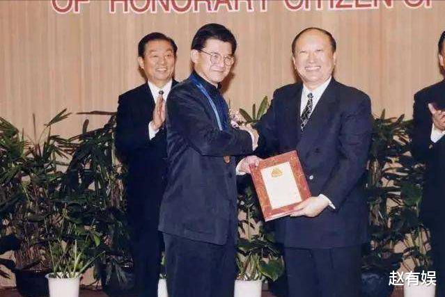 朱玲玲|生父为爱抛妻弃子后,儿子寒心拒绝百亿家产,连结婚都不请他