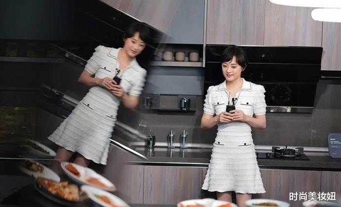 孙俪|孙俪这次下真功夫了,穿翻领小白裙配10公分高跟鞋,气质出众