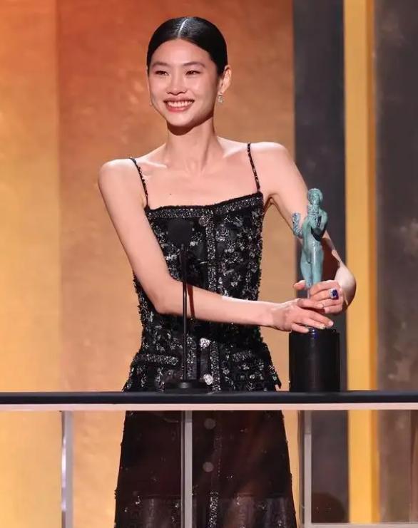 穿衣搭配 各花入各眼?韩国红毯穿搭过于朴素,不如中式妆造大气亮眼?