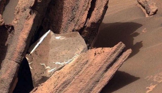 NASA曾几次在火星发现人类垃圾?嵌在岩石间的金属薄片,产自美国