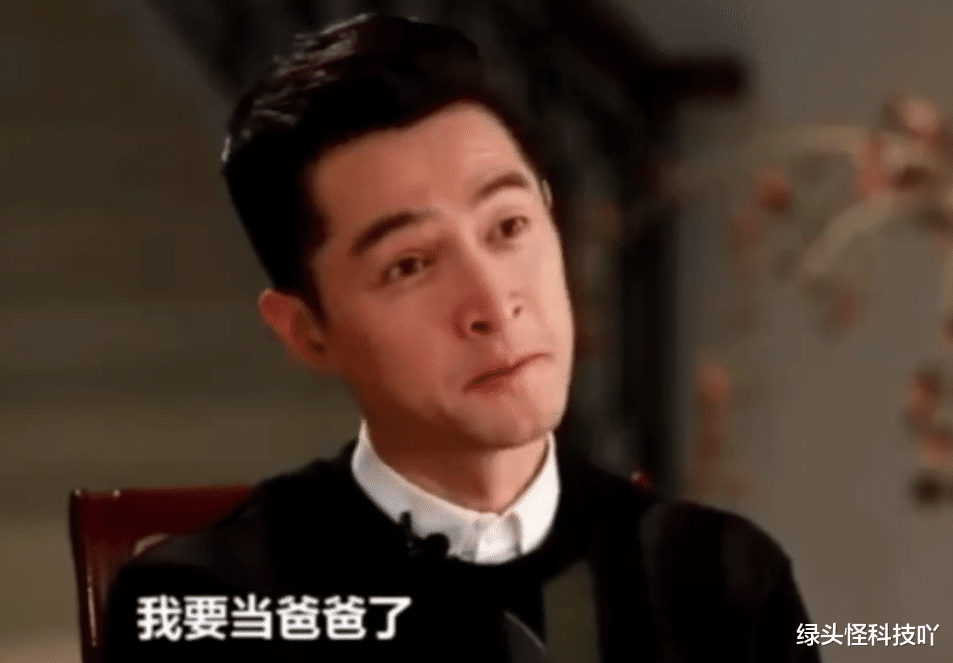 胡歌|胡歌现身医院停车场,穿黑色大衣超低调,接黄曦宁产后出院