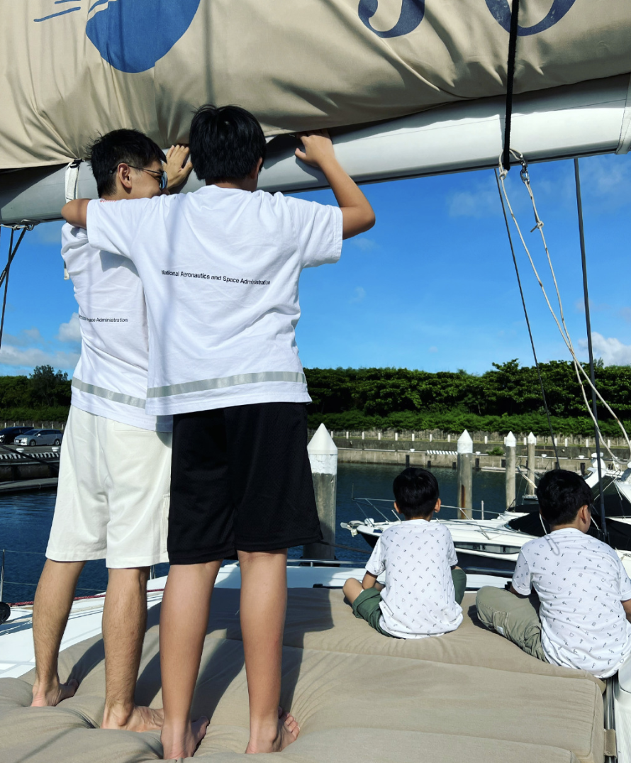 林志颖|林志颖晒儿子们过圣诞，双胞胎儿子认真拆礼物，13岁Kimi身材好壮