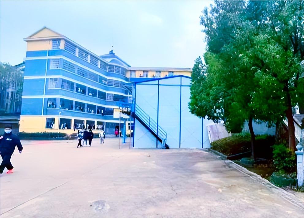 胡鑫宇是自行出走,警方针对外界猜测做出回应,排除校内人员嫌疑