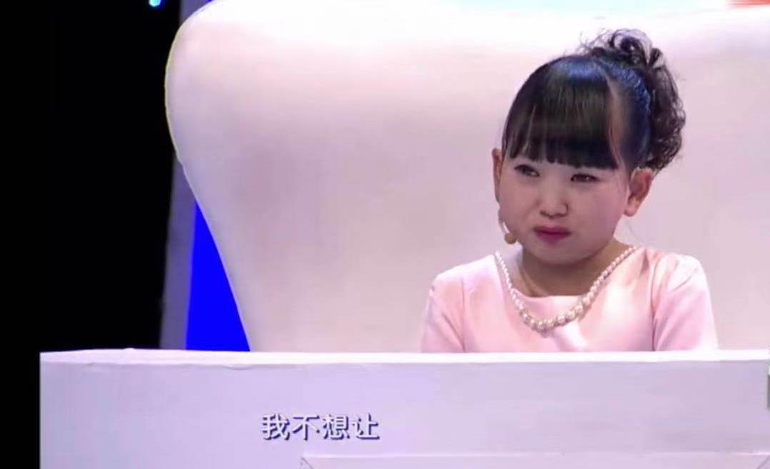 23岁“袖珍”女孩来相亲,歌手男生现场表白,说起奶奶两人落泪