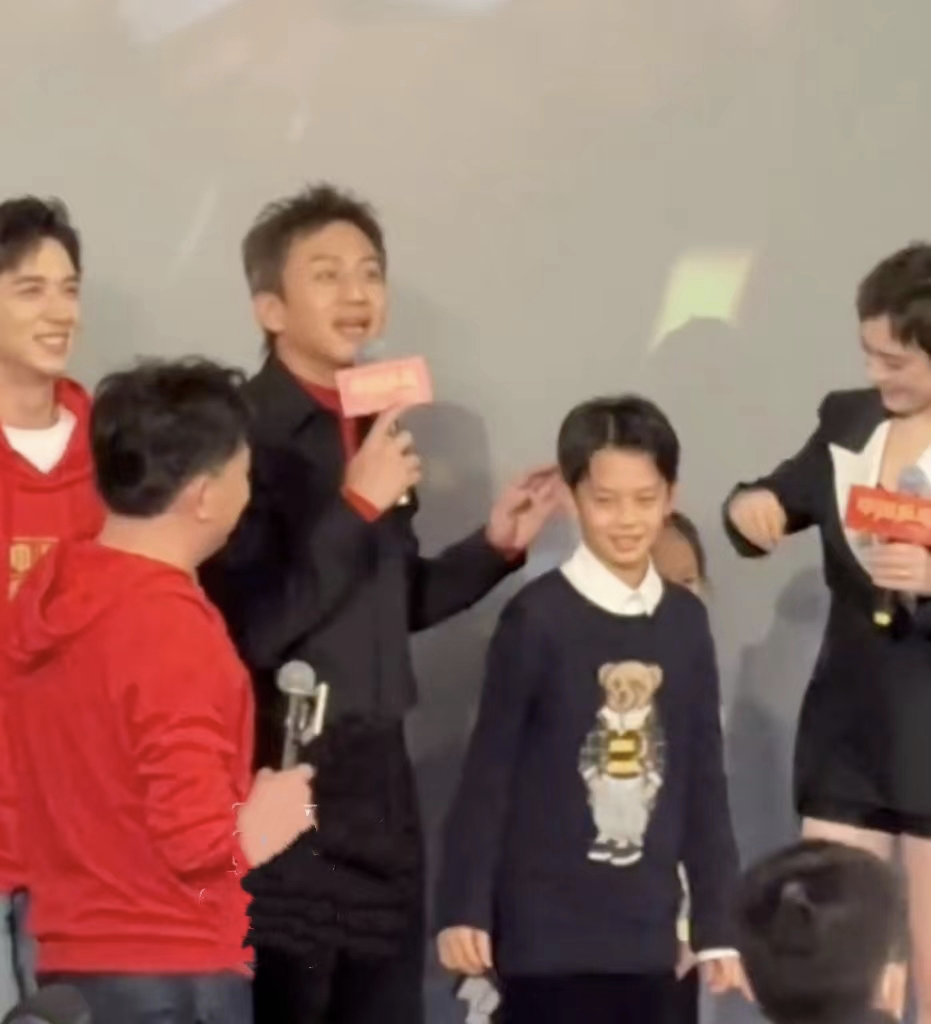 邓超|邓超《中国乒乓》首映,儿女均有参演,兄妹俩摘口罩上台颜值超高