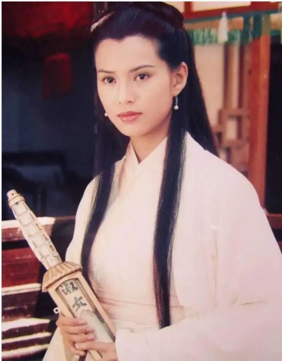 李若彤|56岁李若彤逛超市被偶遇，身材纤细皮肤紧致，发量多到让人羡慕