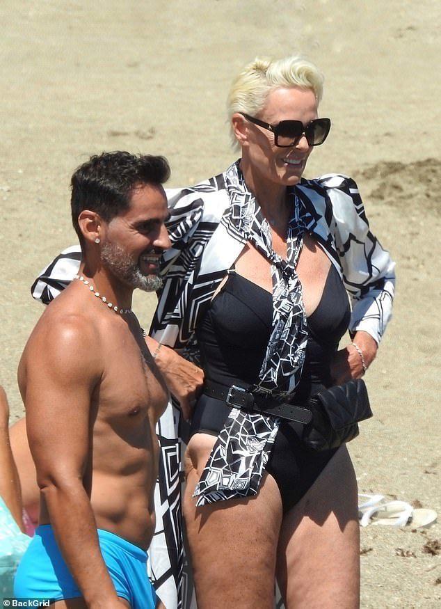 关晓彤|史泰龙59岁前妻和“小丈夫”现身