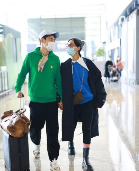 杨幂|袁弘张歆艺手牵手现身机场,为避免3岁儿子被关注,交给保姆照看