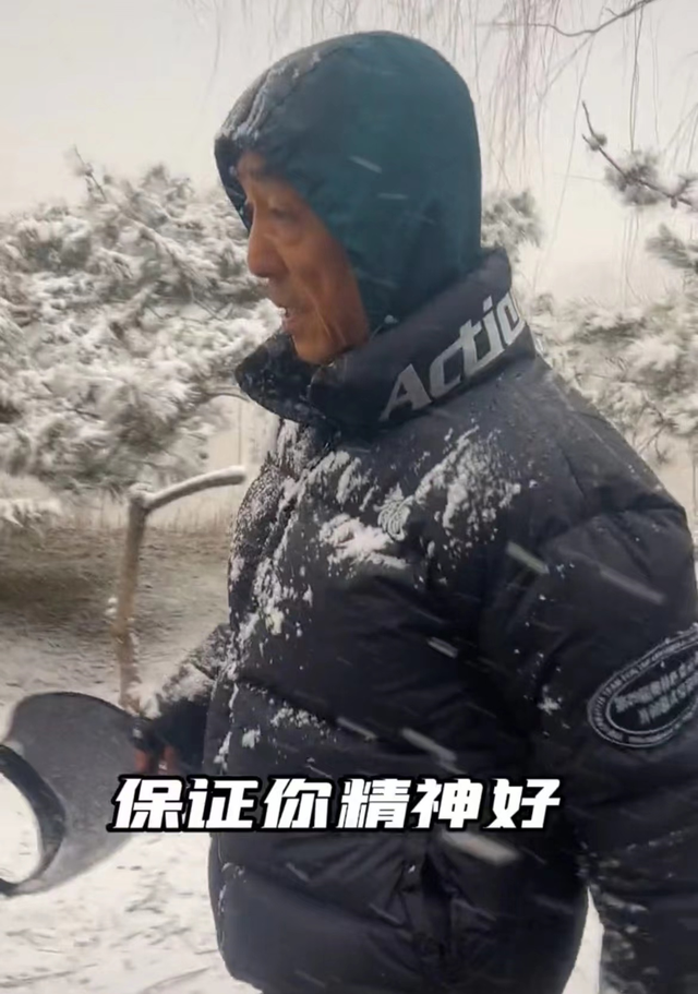 张艺谋|71岁张艺谋身体状况引担忧，拆盲盒包装双手颤抖，两鬓斑白脸消瘦