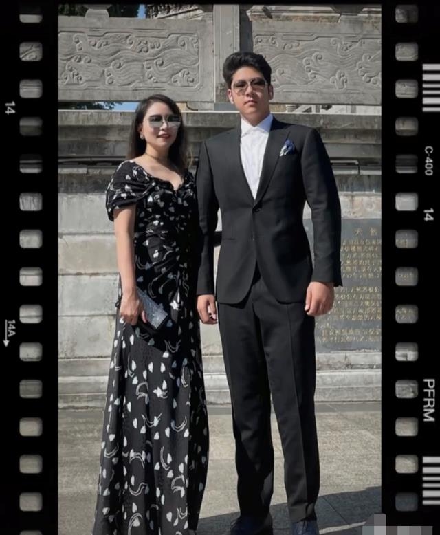 郭涛|郭涛儿子近照认不出！15岁石头暑假狂练肌肉，高大威猛颜值远胜爸