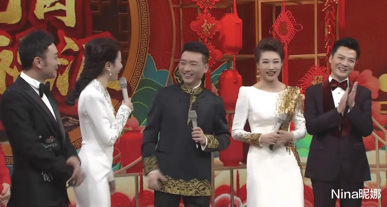 李梓萌|央视主持李梓萌长城拍大片，穿大衣长靴身材高大，多人伺候星范足