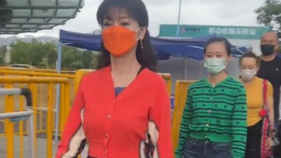 穿衣搭配|赵雅芝排队做核酸，却被吐槽像走秀偶像包袱重，穿衣一本正经太端着