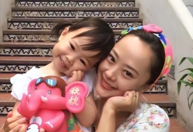 刘园园|演员刘园园,逼婚大12岁央视名嘴沙桐,婚后一家三口生活有滋味