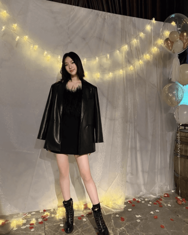 小S|小S大女儿Elly晒美照 身着一字肩小黑裙大方秀锁骨