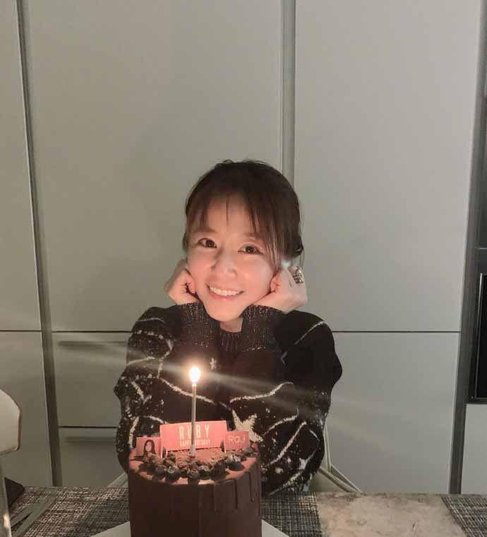 防晒 林心如晒女儿扎的低马尾，又是素颜状态，像个小女生看不出年龄