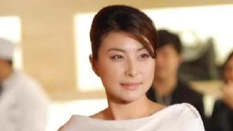 郭晶晶|郭晶晶不愧是“千亿儿媳”！一袭露肩白裙配钻石包，美得自信又从容